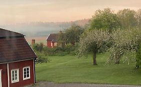 Herrgårdsflygel mitt i Sörmland